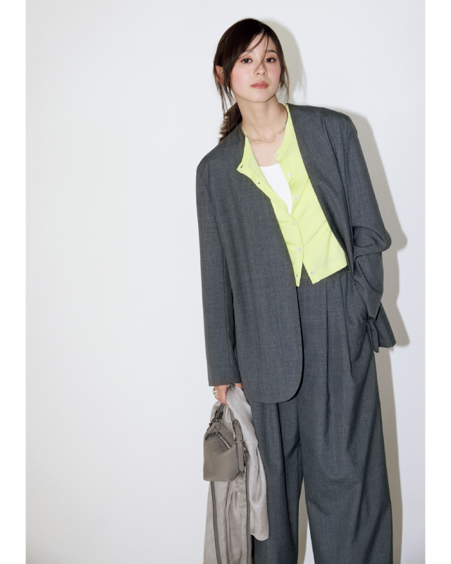 グレージャケット×イエローカーディガン×タンクトップ×グレータックパンツ