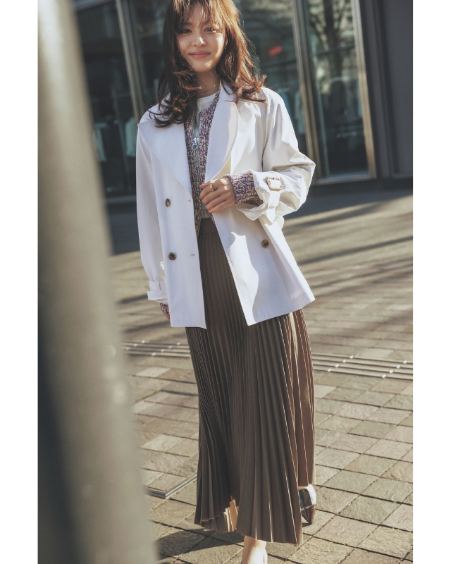 プリーツスカート×カーディガン×カットソー×ショート丈トレンチコート