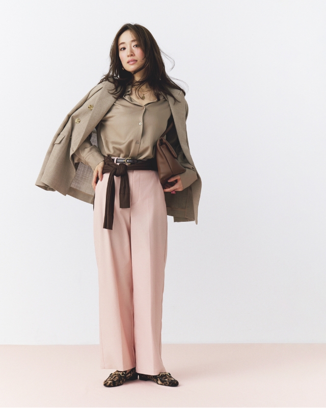 ピンクパンツ×ツヤブラウス×ジャケット×腰に巻いたカーディガン