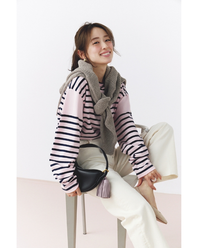 ピンクボーダーカットソー×白デニムパンツ×肩に掛けたニット