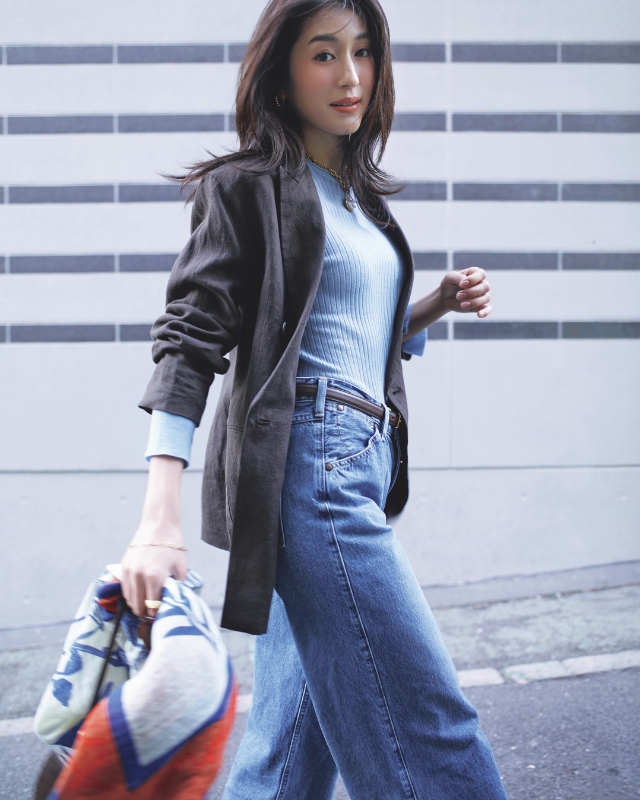 デニムパンツ×ブルーニット×ブラウンジャケット