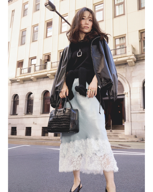 レザージャケット×黒カットソー×サテンスカート×腰に巻いた黒ニット