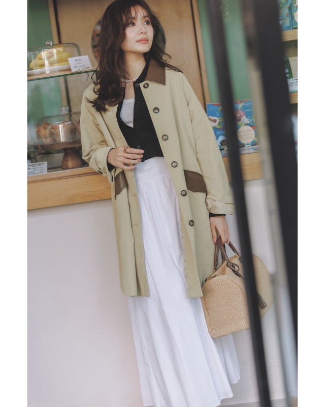 ステンカラーコート×黒カーディガン×タンクトップ×白スカート