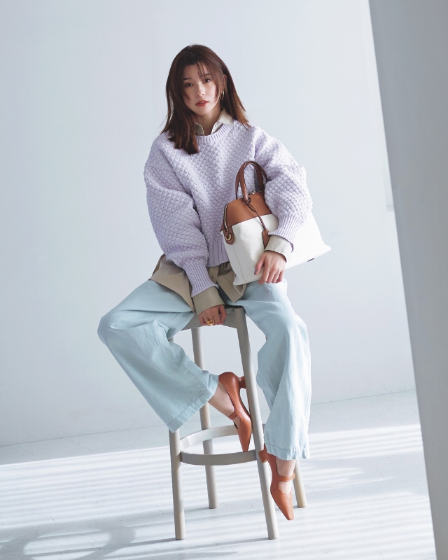 パステルカラーニット×シャツ×パンツ