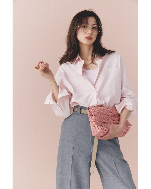 ピンクのスキッパーシャツ×白タンクトップ×グレーワイドパンツ