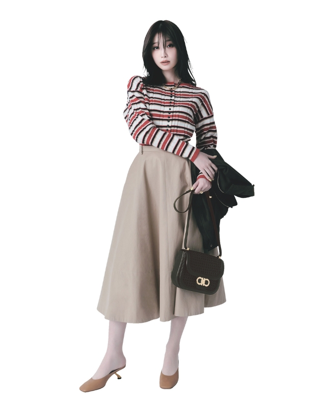 ボーダーカーディガン×ベージュフレアスカート