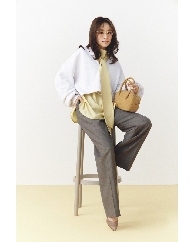 ライトグレースウェット×イエローボウタイブラウス×パンツ