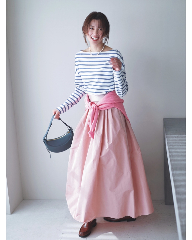 ボーダーカットソー×タフタ素材のピンクスカート×腰に巻いたカットソー