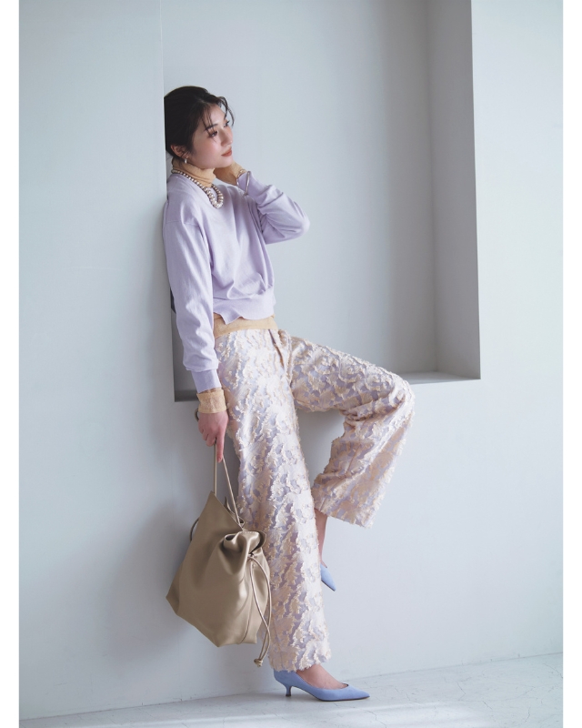 ジャガードパンツ×ライラックニット×カットソー