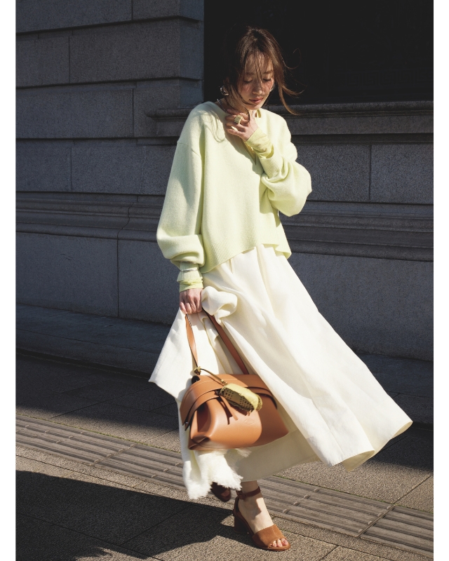 きれい色ニット×白フレアスカート
