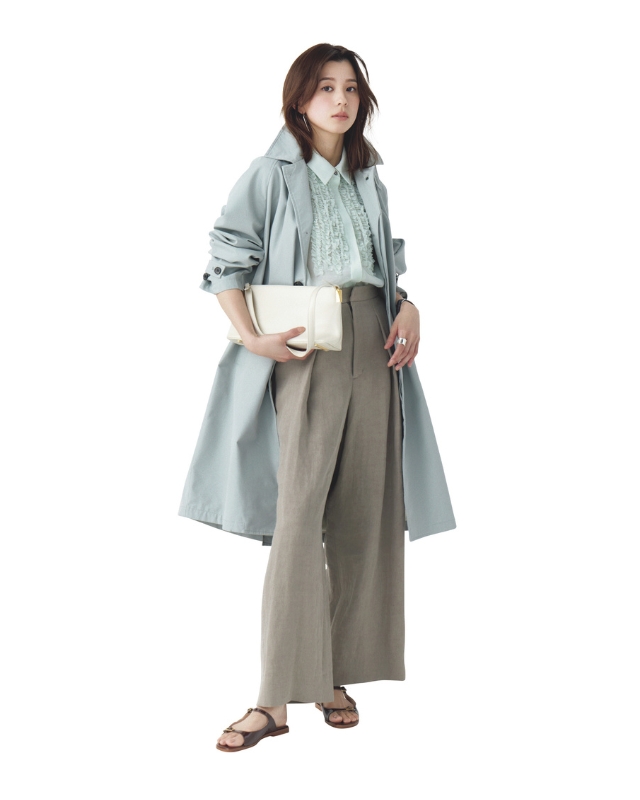 ミントブルーのトレンチコート×ミントブルーのフリルブラウス×グレーワイドパンツ×サンダルコーデ