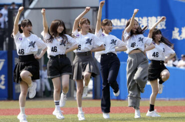 始球式に登場しパフォーマンスを披露する乃木坂野球部。左から長嶋凛桜、小川彩、黒見明香、柴田柚菜、金川紗耶、瀬戸口心月（撮影・小島史椰）