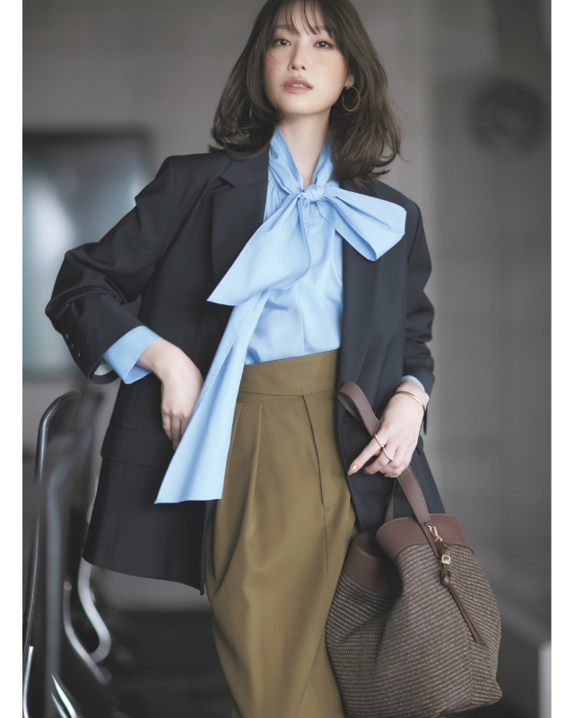 ネイビーのテーラードジャケット×ブルーのボウタイブラウス×ブラウンタイトスカートコーデ
