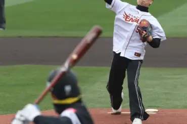 人気声優・山寺宏一「初の聖地」地元宮城で始球式　“マエケン体操効果”でストライク投球！ - スポニチ Sponichi Annex 野球