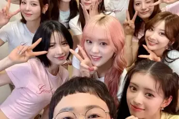 近藤春菜　寮母の自撮り？人気アイドルとの集合ショットに「世界一成功したヲタク」「Cubeあげます」 - スポニチ Sponichi Annex 芸能