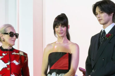 「プラダを着た悪魔2」のメリル・ストリープとアン・ハサウェイが来日イベントに出席　2人の衣装は？ - WWDJAPAN