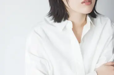 乃木坂46・林瑠奈、白シャツ姿でカメラを見つめる大人な表情 | GetNavi web ゲットナビ