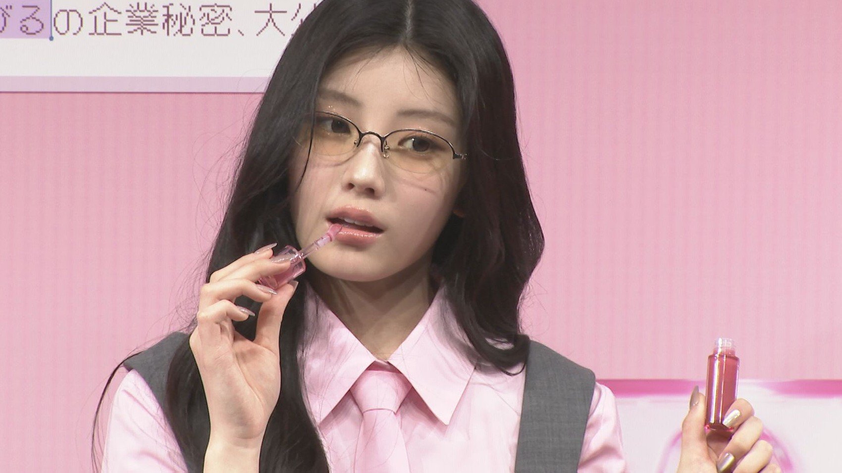 【 ILLIT・WONHEE(ウォンヒ)】〝アイドル課長〟としてOL風衣装で登場 メガネ姿でキリッと商品アピール(TBS NEWS DIG Powered by JNN) 【 ILLIT・WONHEE(ウォンヒ)】〝アイドル課長〟としてOL風衣装で登場 メガネ姿でキリッと商品アピール(TBS NEWS DIG Powered by JNN)