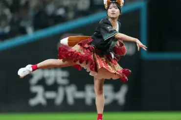 TikTokの再生回数2億回突破のアイドル「Appare！」朝比奈れいが笑顔の始球式 - スポニチ Sponichi Annex 芸能