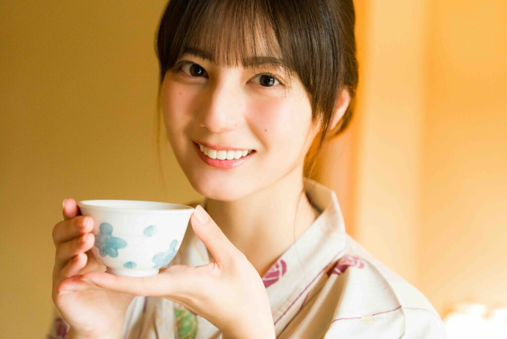 日向坂46 小坂菜緒が白バイ隊員に！　少年サンデー表紙で『名探偵コナン ハイウェイの堕天使』とコラボ｜Real Sound｜リアルサウンド ブック