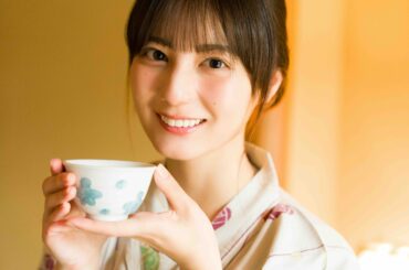 日向坂46 小坂菜緒が白バイ隊員に！　少年サンデー表紙で『名探偵コナン ハイウェイの堕天使』とコラボ｜Real Sound｜リアルサウンド ブック