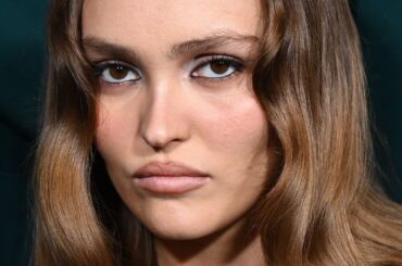 “不機嫌フェイス”とは？映えの終焉、 Z世代セルフィーの新常識 | Vogue Japan