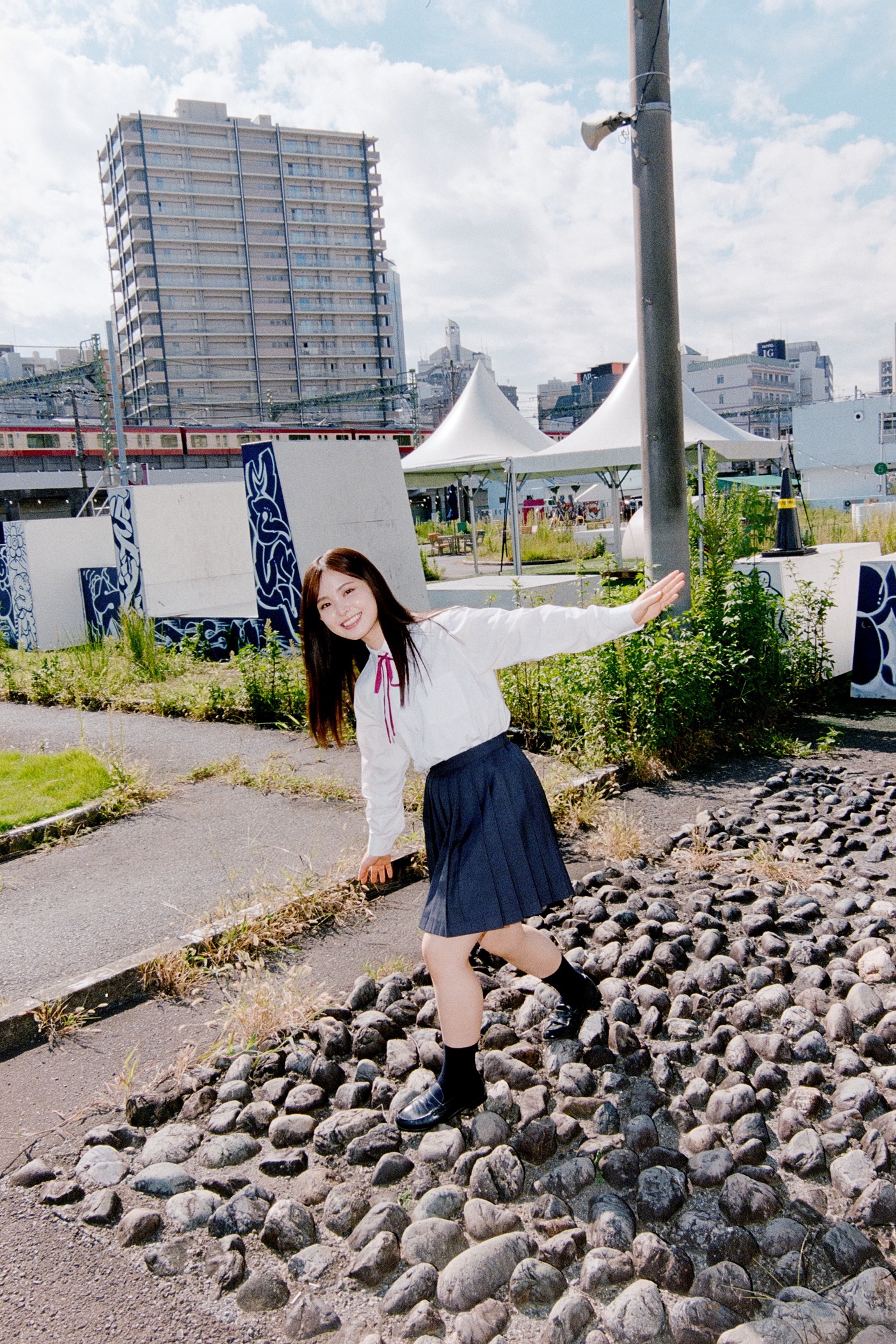 櫻坂46遠藤理子＆村井優、三期生の素敵な関係性を語る！井上梨名は卒業記念ロンググラビア掲載 - 画像一覧（3/13）