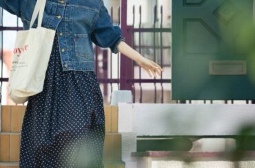 春はゆったりシルエットのデニムジャケットで、ほどよくカジュアルダウンしよう。【FUDGE 5月号連動企画-デニムがちょうどいい | DAY 5】 | FUDGE FRIEND | ファッション