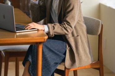 春のワードローブにプラスしたい！今日は、ライトデニムのスカートで出勤です【FUDGE 5月号連動企画-デニムがちょうどいい | DAY 3】 | FUDGE FRIEND | ファッション