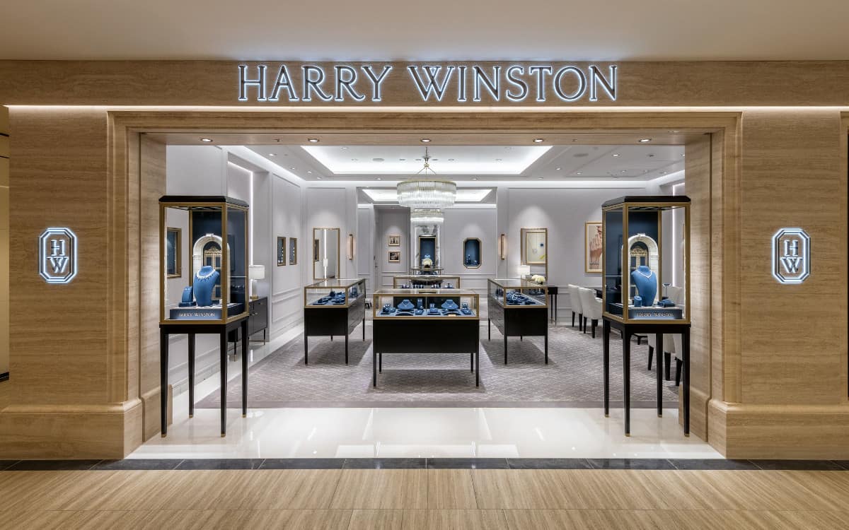 「ハリー・ウィンストン阪急梅田店」がリニューアルオープン、人気ペンダントの新作を世界先行販売 | Oggi.jp 「ハリー・ウィンストン阪急梅田店」がリニューアルオープン、人気ペンダントの新作を世界先行販売 | Oggi.jp