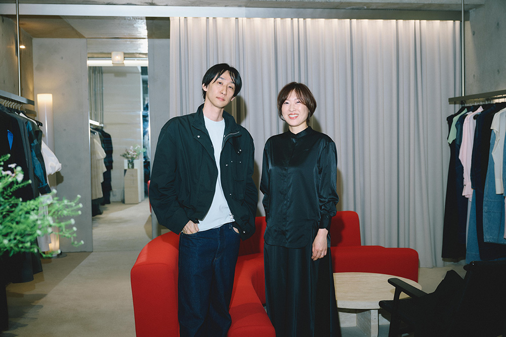 村田晴信／「ハルノブムラタ」デザイナー（左）、加藤友美／花王 化粧品事業部門 プレステージビジネスグループ KANEBO/LUNASOLブランドグループ（右）