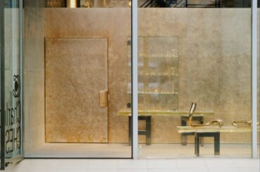 「Charlotte CHESNAIS(シャルロット シェネ)」、東京・青山に旗艦店をオープン