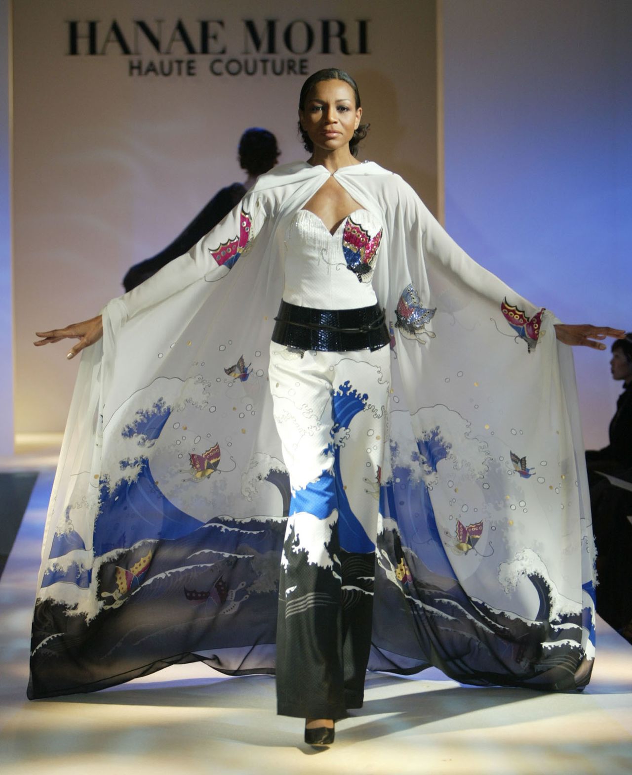 2003年の春夏オートクチュールコレクションで発表した、葛飾北斎の浮世絵を連想させる大波の上を飛ぶチョウのモチーフのドレス＝2003年2月（Reuters）