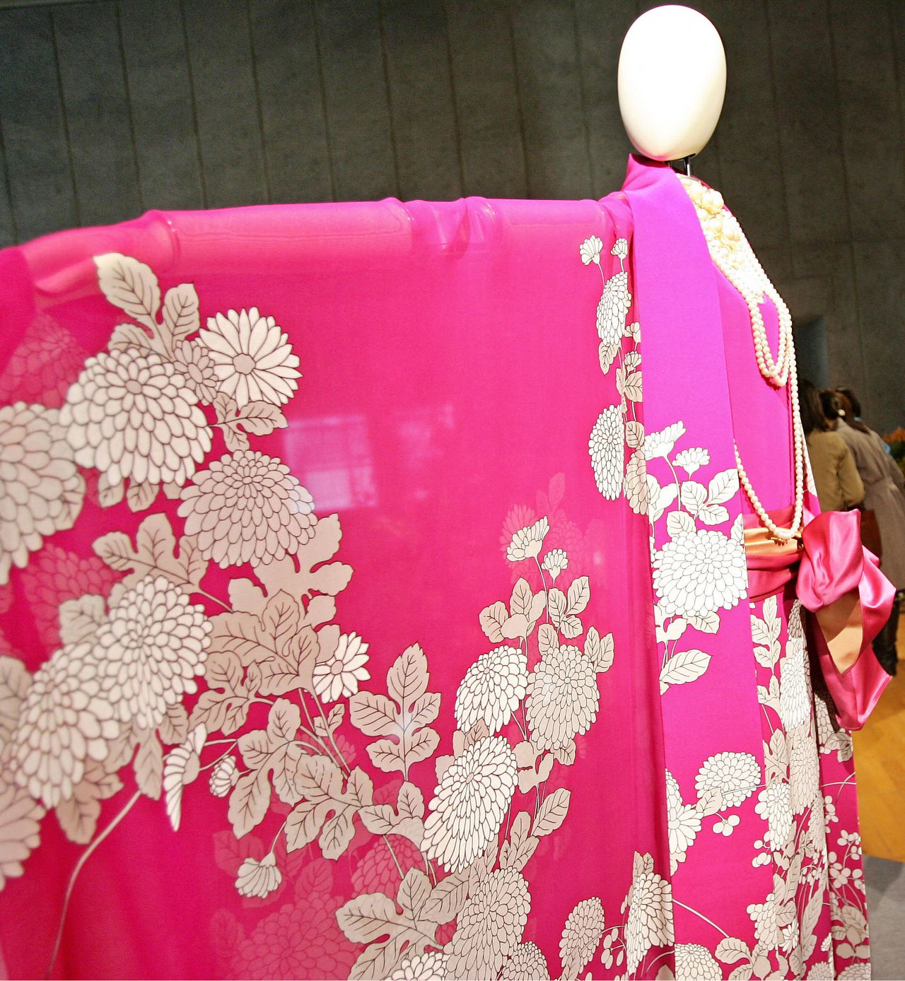 森英恵さんの代表作の一つ「菊のパジャマドレス」（1966年）＝2006年撮影、東京（AFP=時事）