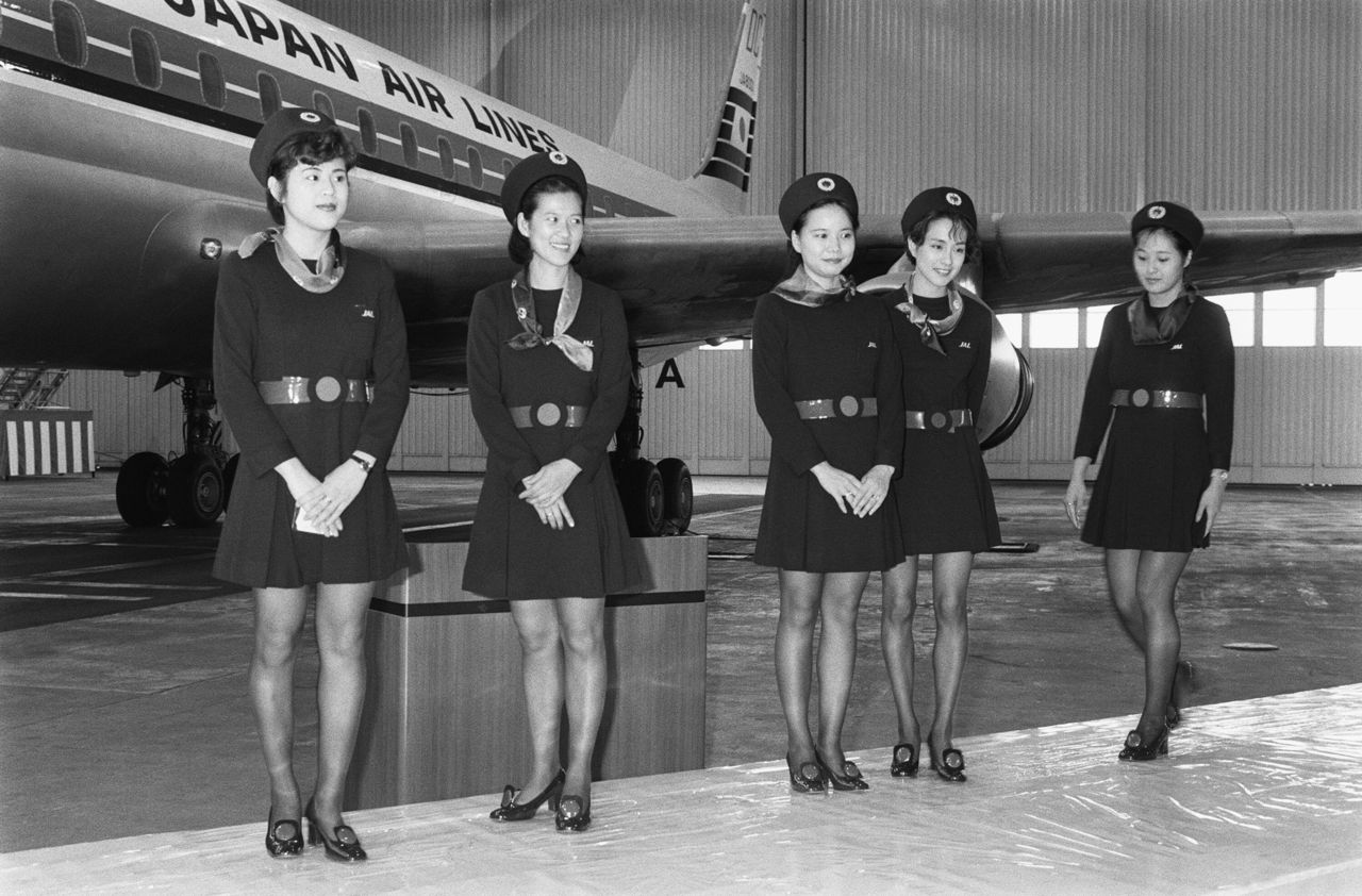 1970年から77年に着用された日本航空客室乗務員のユニホーム（時事）