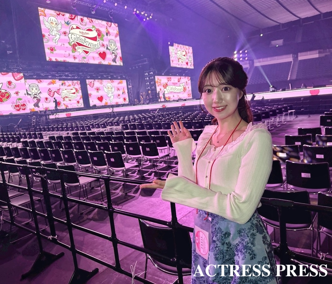 加藤美羽（早稲田大学）リポーター ／2026年4月18日、国立代々木競技場第一体育館にて開催の『Rakuten GirlsAward 2026 SPRING/SUMMER』撮影：ACTRESS PRESS編集部