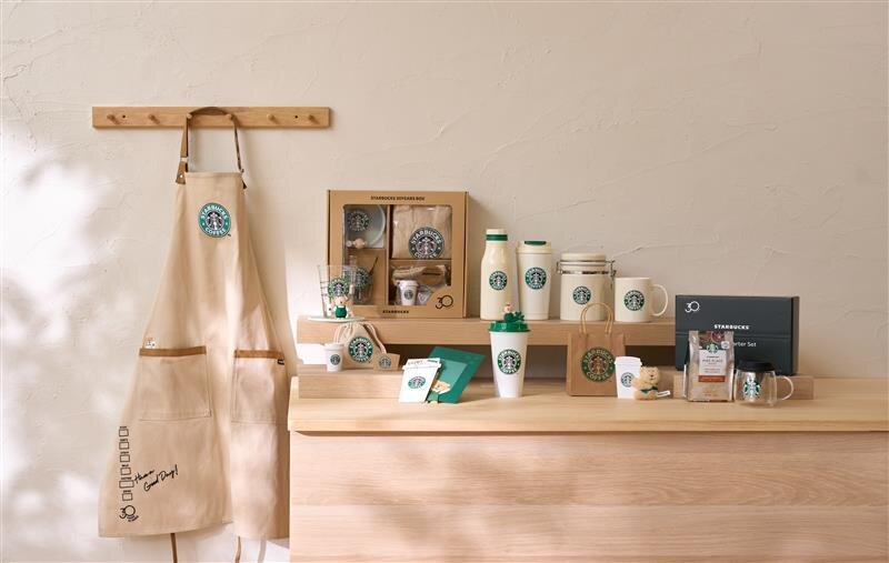 スターバックス30周年記念グッズ、“誕生当時のロゴ”タンブラー＆サイレンに扮するベアリスタ付きカップ | 写真