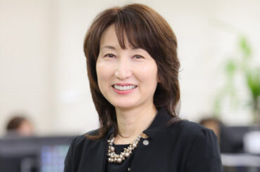 「世界の山ちゃん」59歳女性オーナーがアイドル電撃加入！「かわいい側に立つとは」…手羽先がつないだ縁 | ENCOUNT