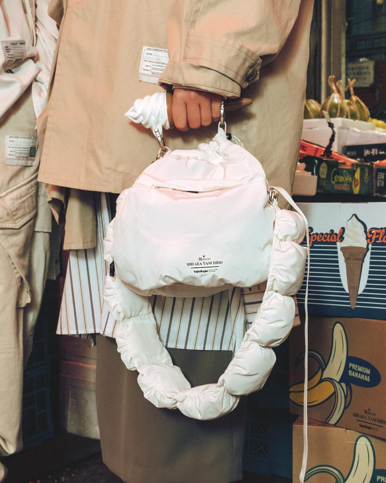 エクストラ パフ バケット / ソフトサーブ 46,200円 エクストラ パフ パファー リスト ストラップ 13,200円