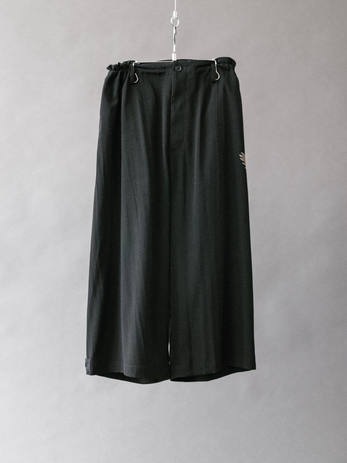 カラス抜染 裾タブ付きパンツ 169,400円