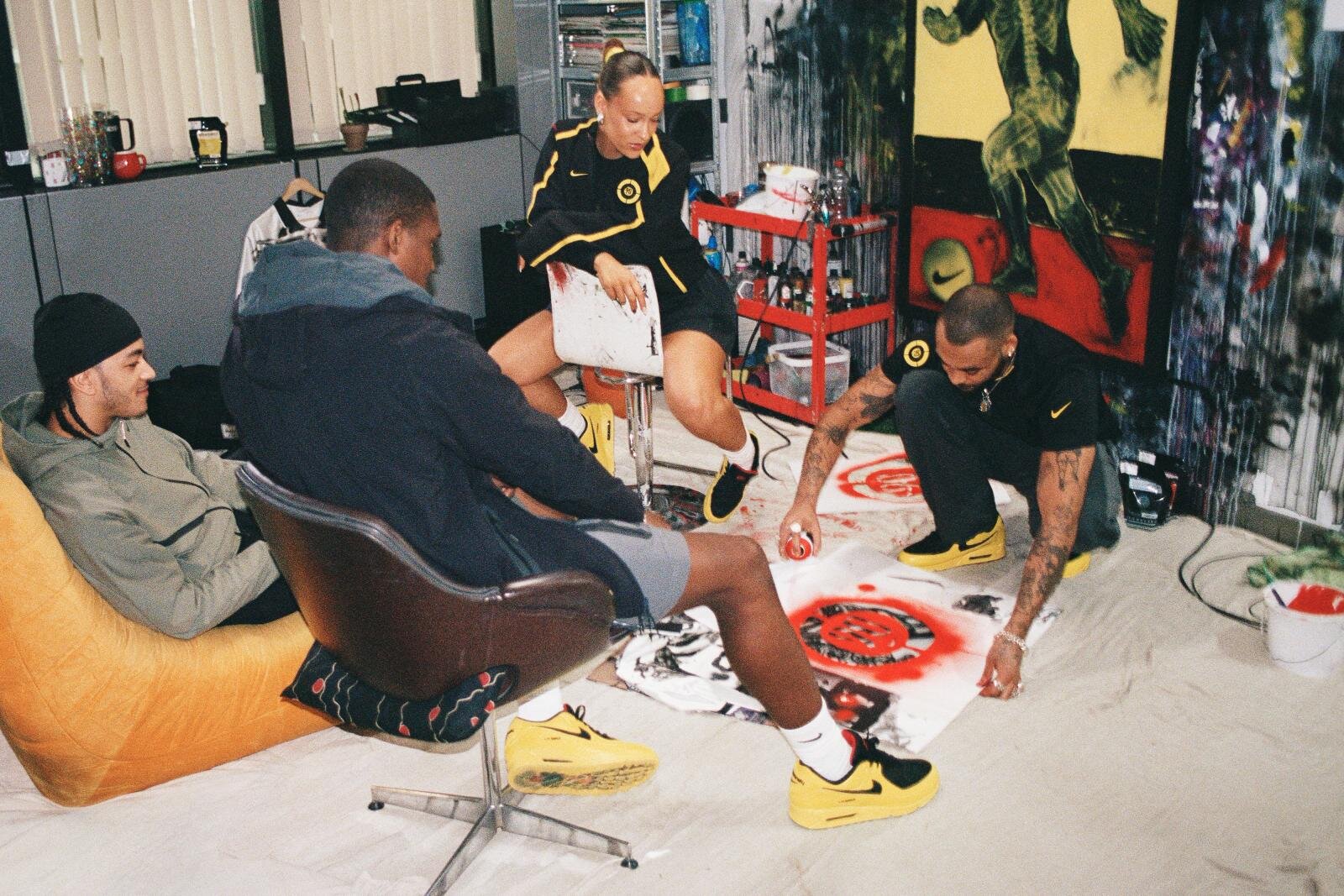 ナイキ「エア マックス 90」新スニーカー、「マーキュリアル」などサッカーシューズを大胆にアレンジ | 写真