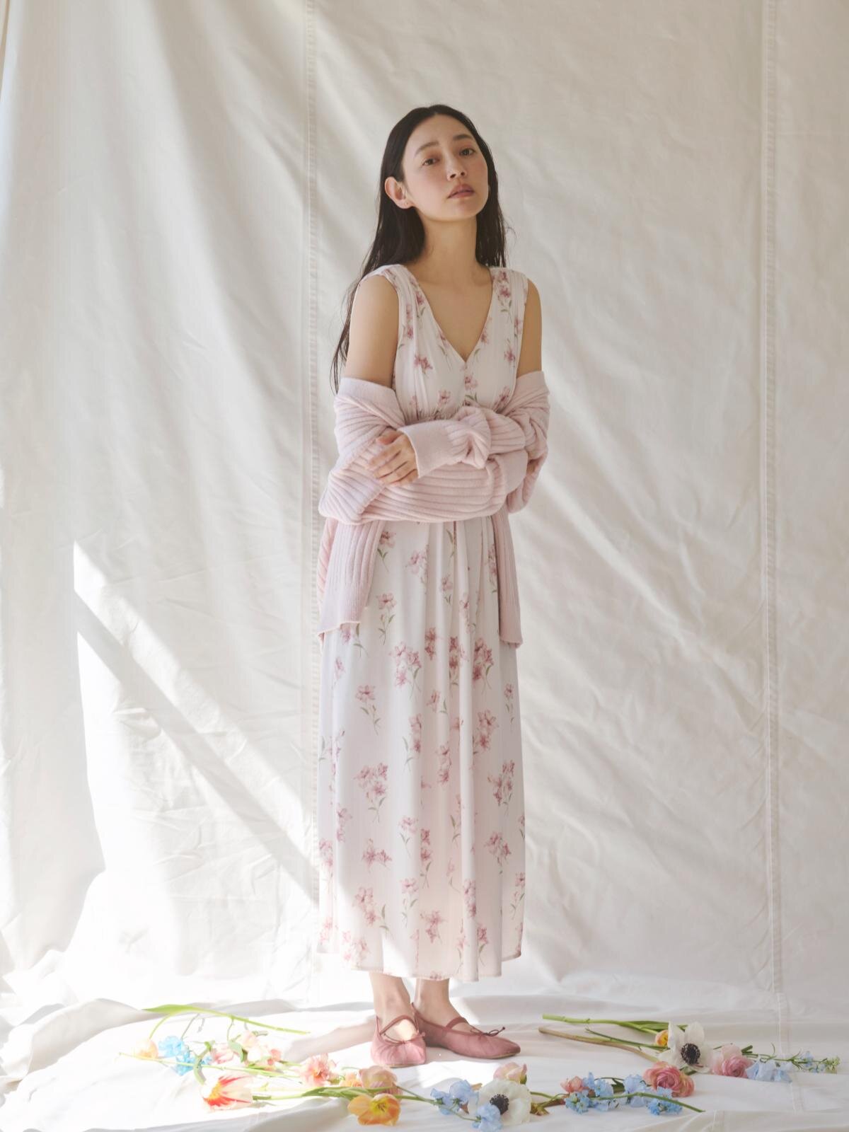 フラワー柄カップインワンピース (ピンク) 9,350円 / リブカーディガン (ピンク) 9,900円