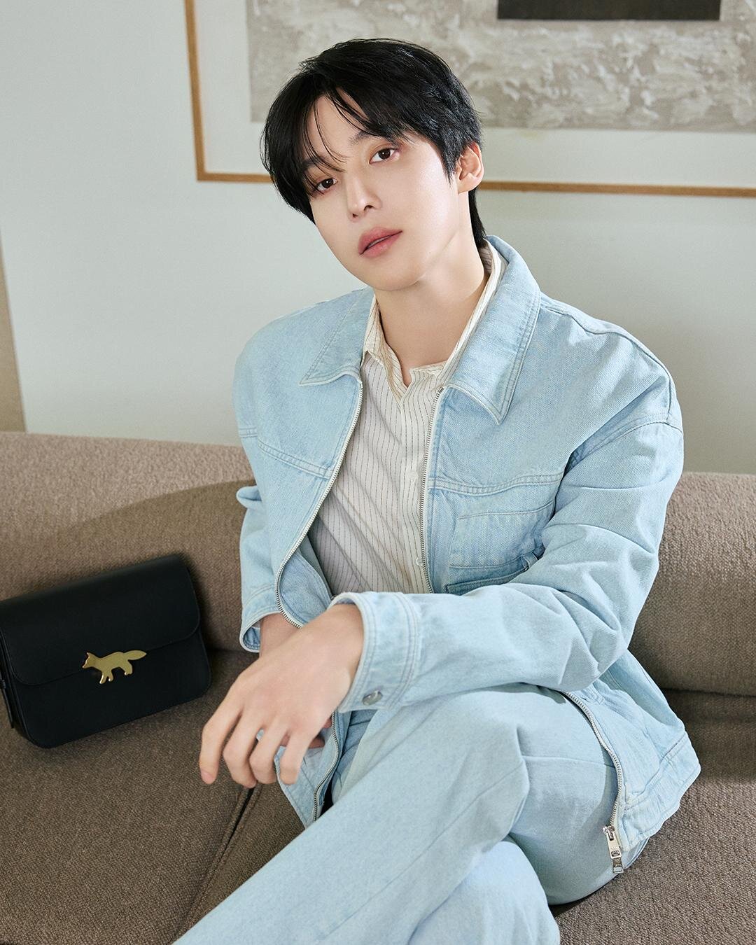 ジップ デニム ジャケット 69,300円／イーディ ラージ バッグ 99,000円