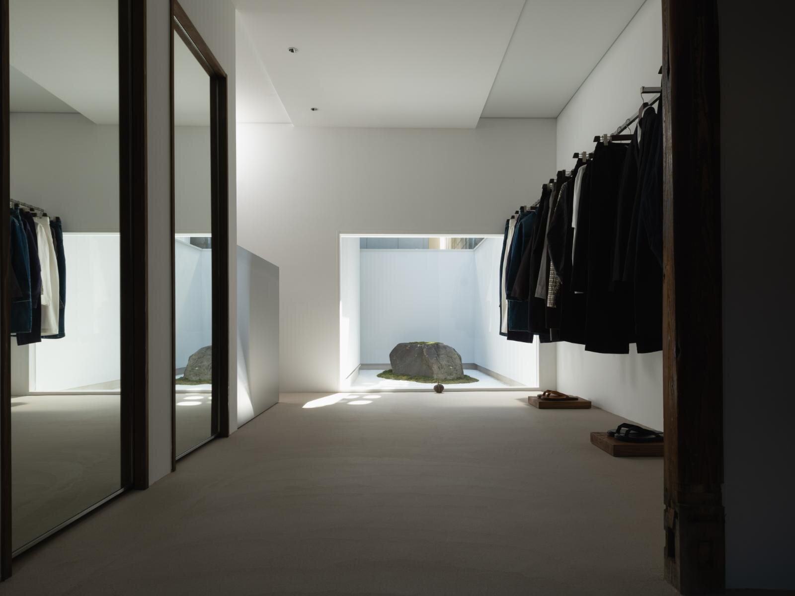 スタジオ ニコルソン関西初直営店が京都寺町にオープン、品格ある“深みネイビー”シャツ＆パンツも｜写真19