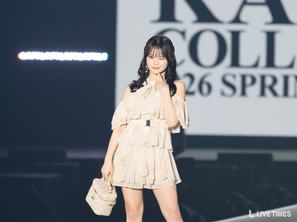 さくら、シアーフリルワンピで美肌＆透明感全開。可憐なオーラで関コレ彩る【KANSAI COLLECTION 2026 S/S】 – ライブタイムズ