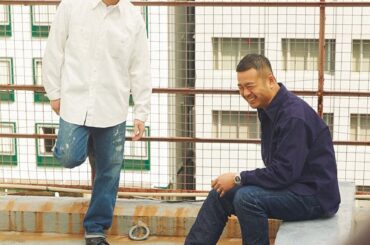 Snow Man 宮舘涼太のデニム対談。リーバイス×白シャツの優雅なスタイルを披露