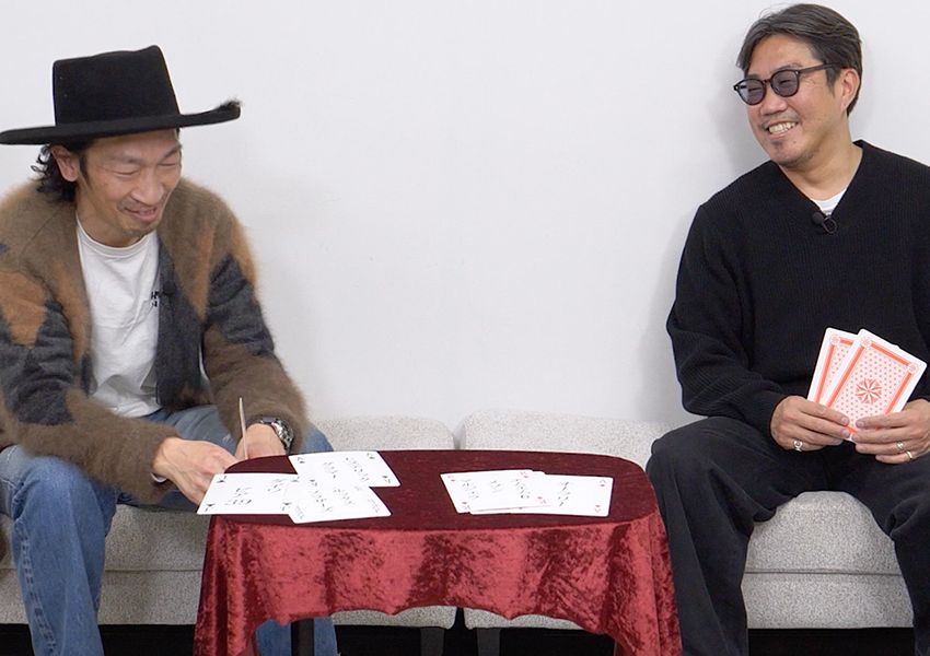 ［左］原 亮太●OCEANS統括編集長。’79年生まれ。落語好きな愛知県出身者。カーディガン、パンツ／ヒステリックグラマー、Tシャツ／古着、シューズ／レッドウィング（すべて私物）［右］菊池陽之介●’79年生まれ。スタイリスト熊谷隆志氏に師事し、2004年に独立した敏腕。黒Vネックニット／スローン、パンツ／MM6、シューズ／パラブーツ（すべて私物）