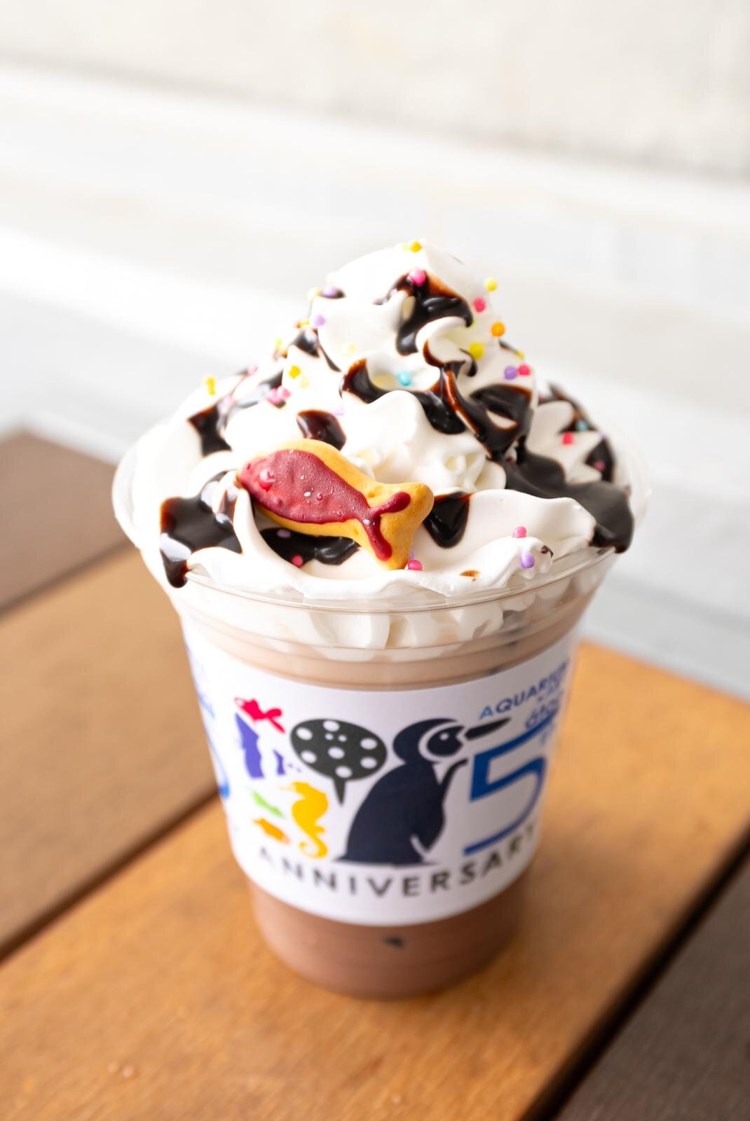 神戸「アトア」アート没入型水族館、5周年記念“ペンギン”の証明写真風シール＆カワウソスイーツ｜写真39