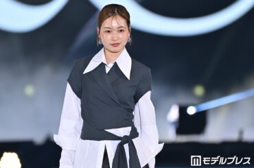 「オフライン ラブ」ミミ、ツヤ肌輝くメイクで魅力放出 シックなシャツスタイルで大人の雰囲気【ガルアワ2026SS】 - モデルプレス