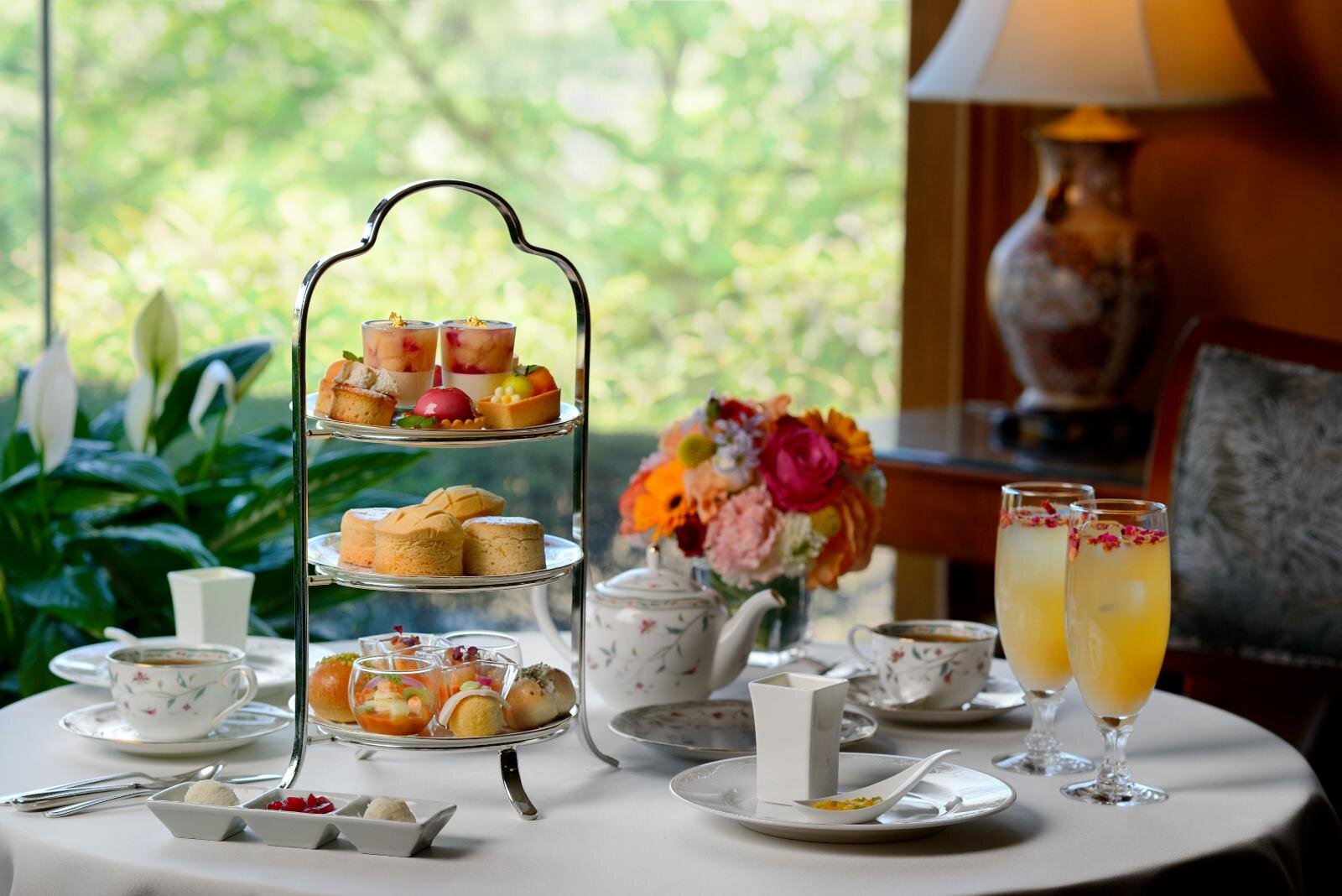 「ピーチ×メロンアフタヌーンティー」 ウェブ予約 1人 7,800円、電話予約 1人 8,800円 ※サービス料(15％)別。